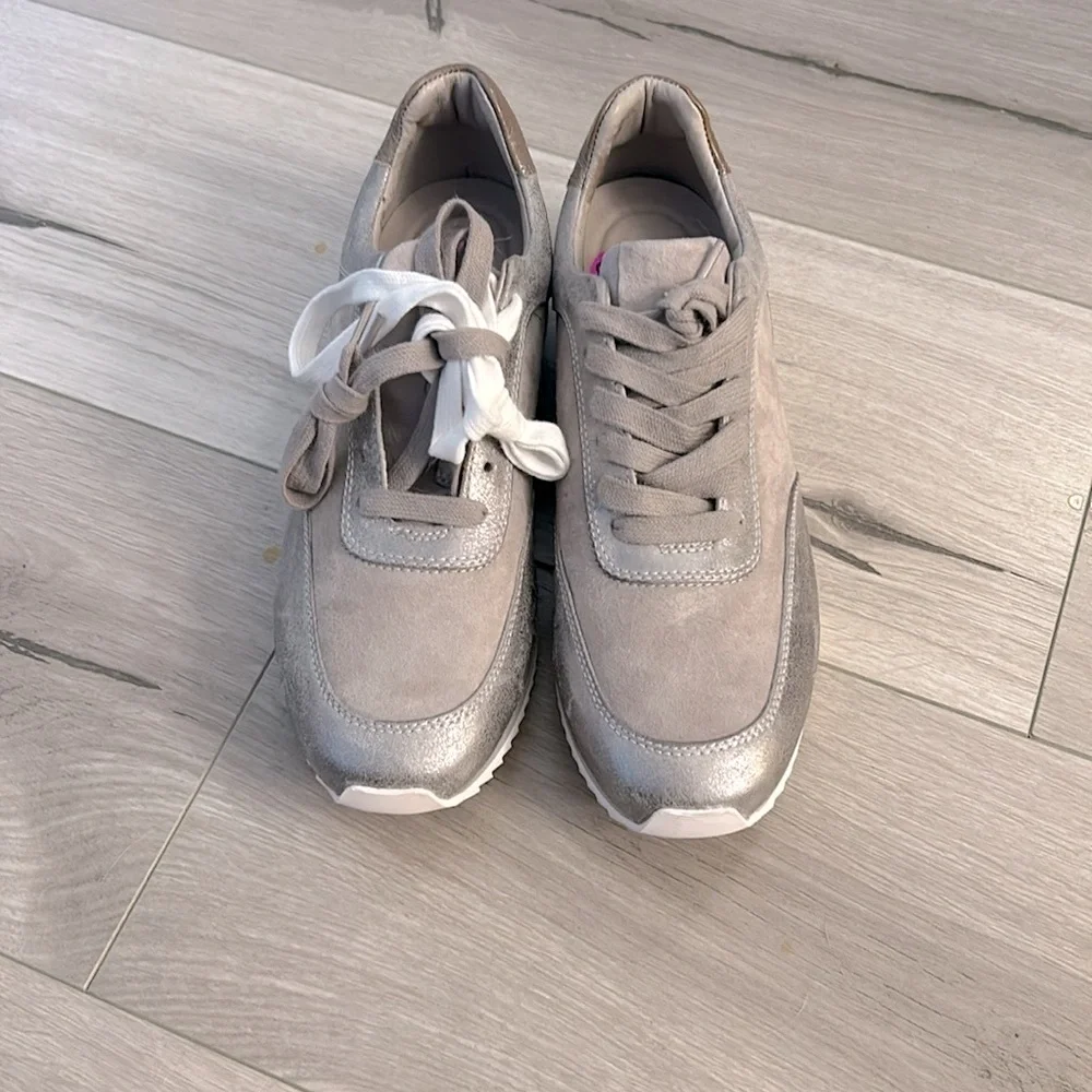 New Johnston & Murphy Gray + White Silver Athletic Lace Up Sneakers - Picture 11 of 17